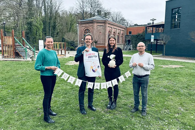 Pfarrerin Leska Randisi, Superintendent Henning Waskönig, Pfarrerin Maria Hinsenkamp und Pfarrer Marcus Tyburski zeigen mit der Wiese an der Artischocke und dem Theater an der Volme auf dem Elbersgelände am Rande der Hagener Innenstadt zwei Locations, an denen die Menschen am 26. Juni „Einfach heiraten“ können.