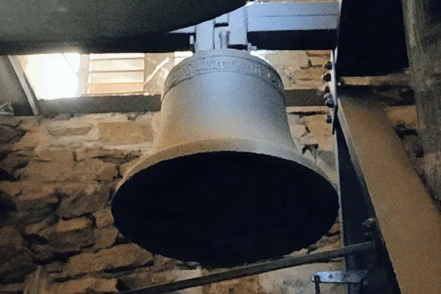 Aufnahme der Marinenglocke. Eine große Kirchenglocke im Kirchturm.