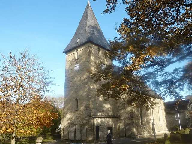 Die Dorfkirche in Ende. Die Bäume tragen Herbstlaub.