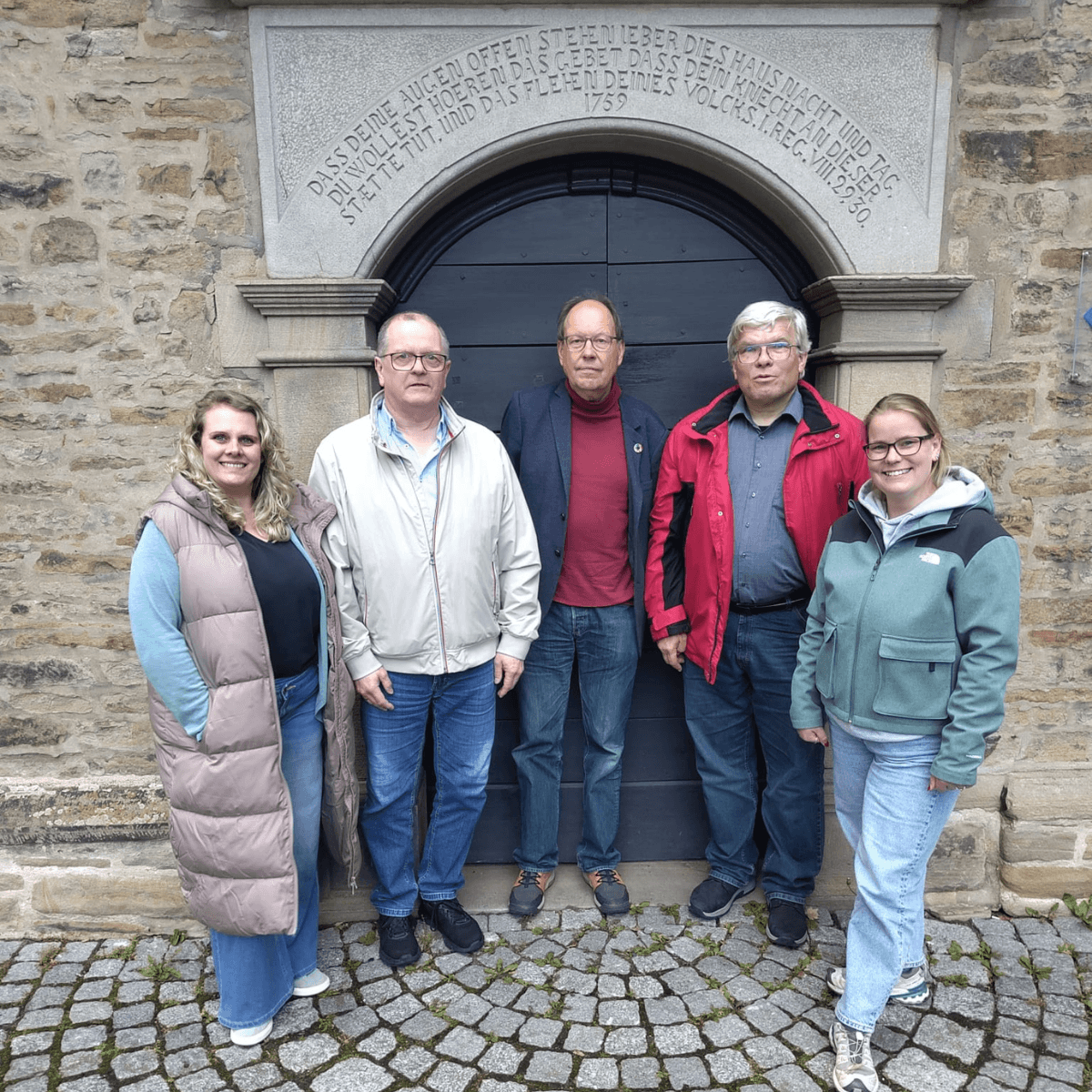 Zwei Frauen und drei Männer stehen vor der Dorfkirche. Sie sind zum neuen Vorstand des Fördervereins gewählt worden.